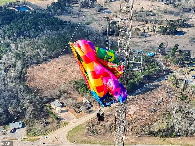 High-Stakes Rescue: Emergency Responders Save Hot Air Balloon Crash Victims in Texas