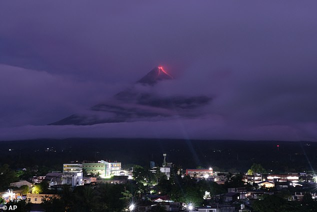 Philippines Witnesses Rare Green Meteor Fireball Over Erupting Mount Mayon